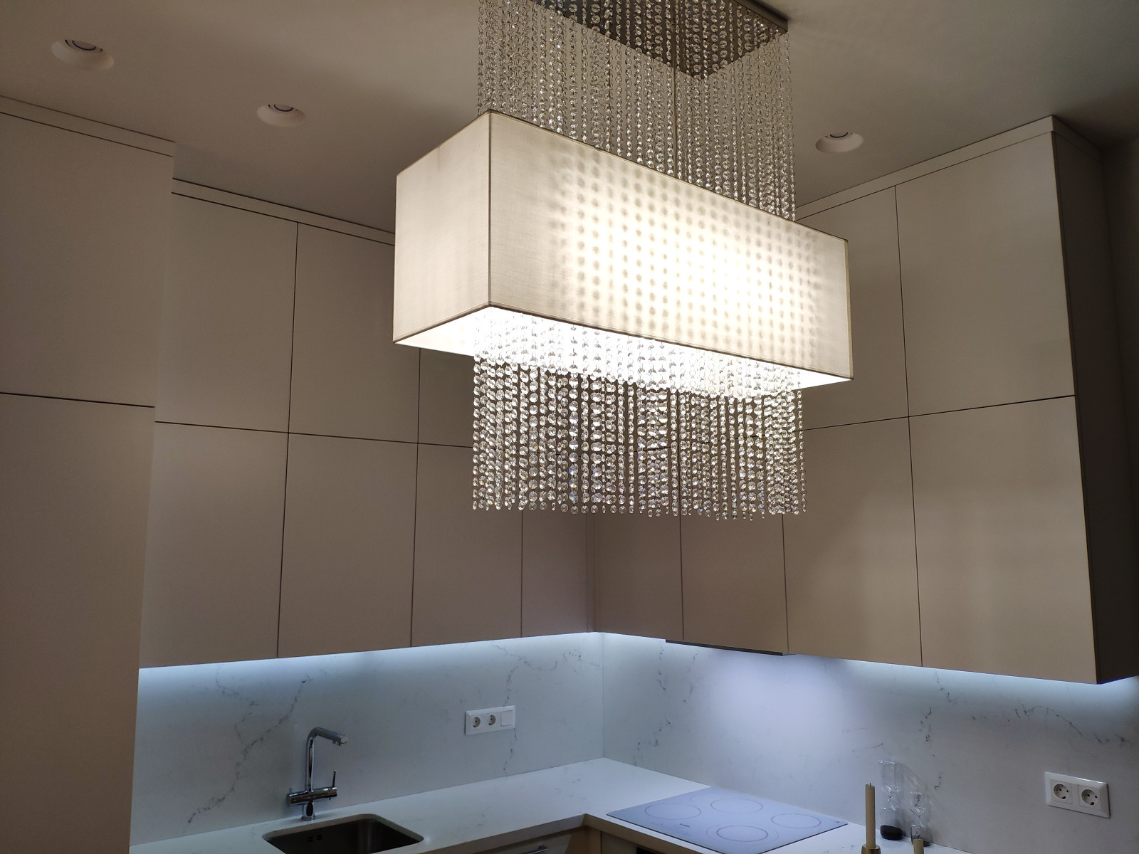 Мал, да удал: принципы минимализма в мебели.