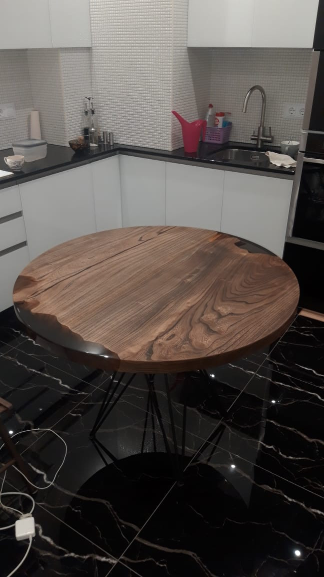 Кухня с фасадами из крашеного стекла