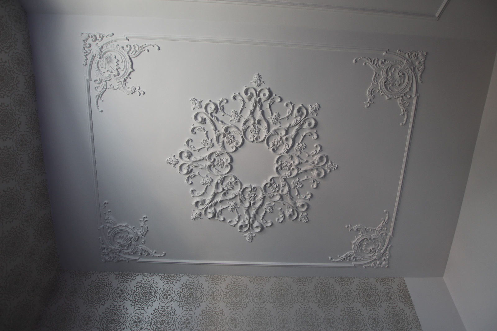 Гипсовые молдинги и декор для стен