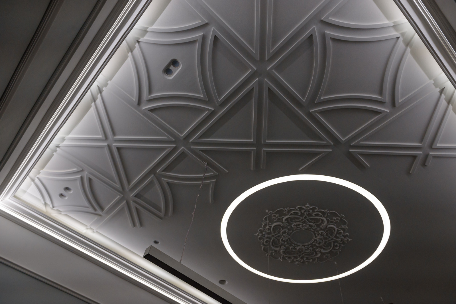 Шоу-рум гипсовой лепнины и светильников в Перми