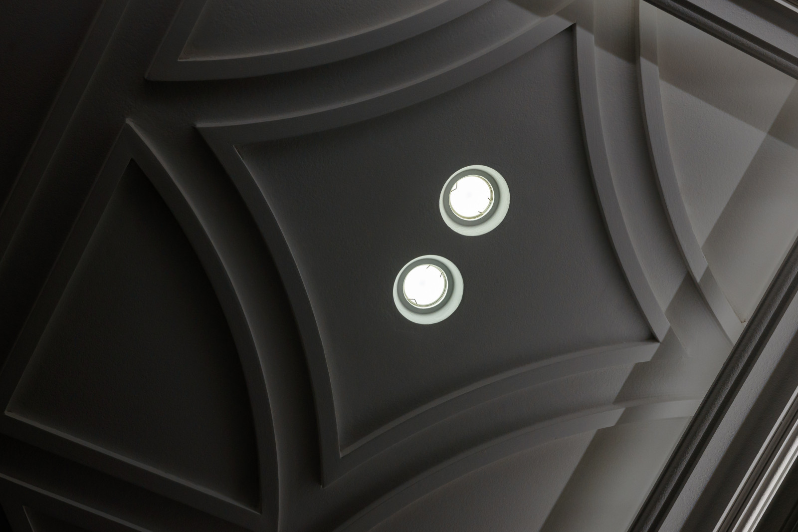 Шоу-рум гипсовой лепнины и светильников в Перми