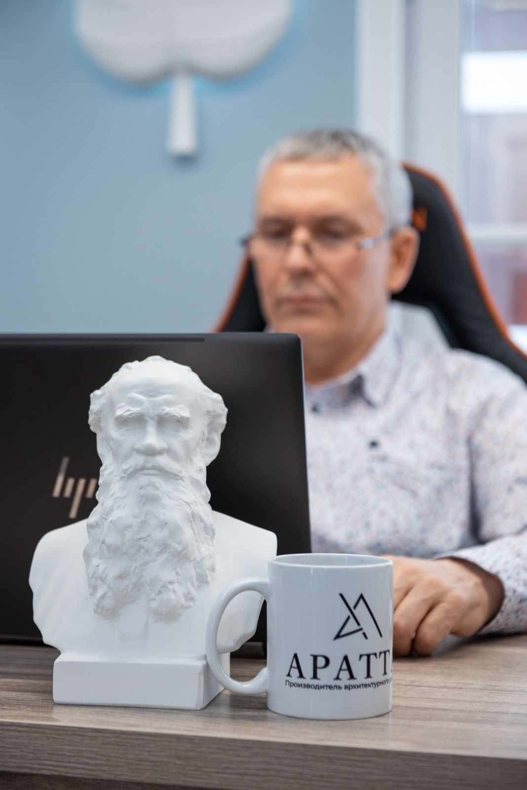 Шоу-рум гипсовой лепнины и светильников в Перми