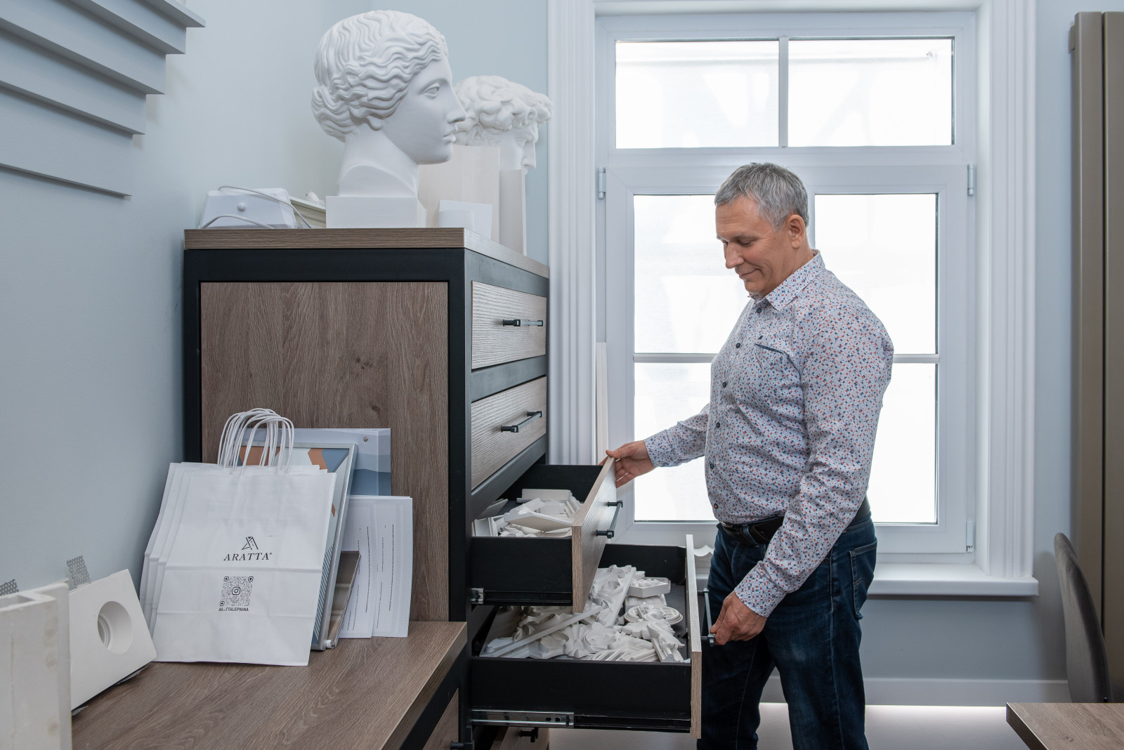 Шоу-рум гипсовой лепнины и светильников в Перми