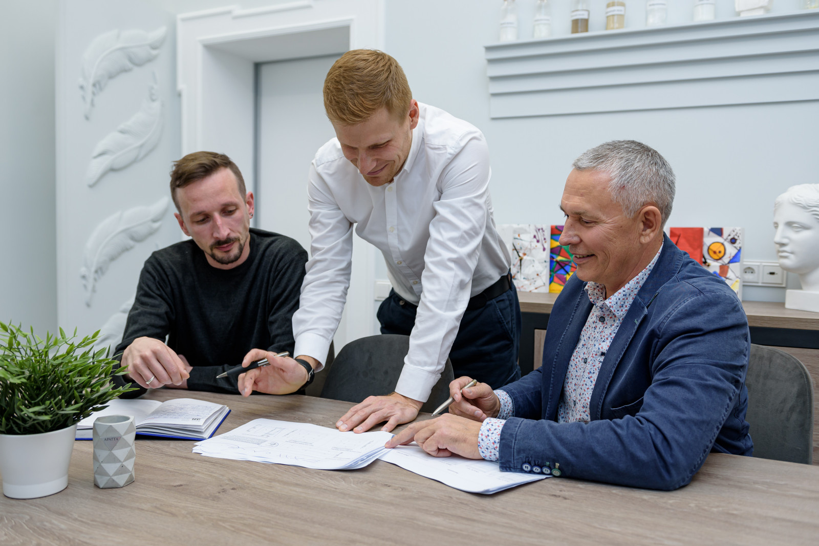 Шоу-рум гипсовой лепнины и светильников в Перми