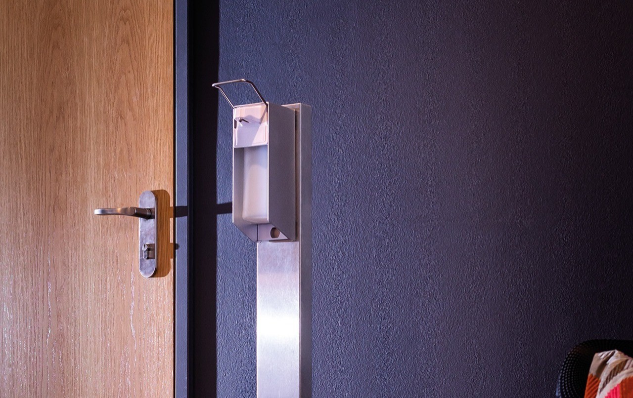 Диспенсер для антисептика, напольный. Материалы: латунь и нержавеющая сталь!