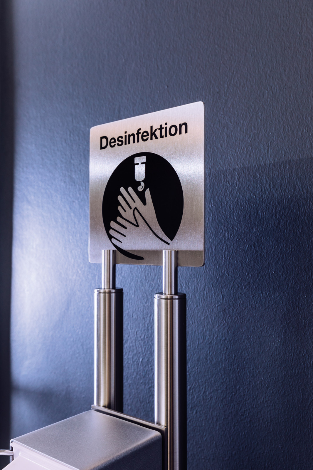 Диспенсер для антисептика, напольный. Материалы: латунь и нержавеющая сталь!