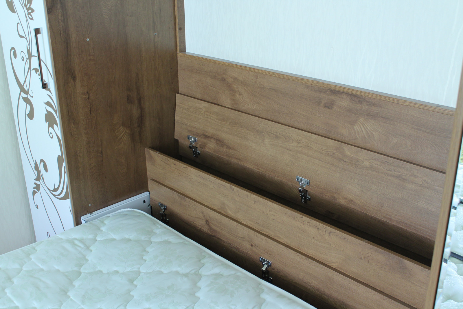 Кровать-трансформер между шкафами