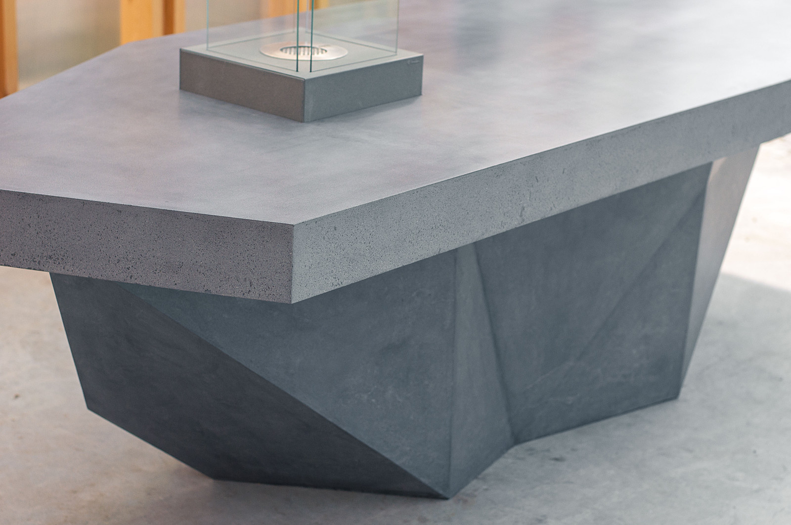 Стол из бетона на террасе