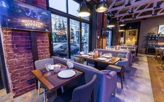 Витражные окна гармошки в ресторане Хинкальная