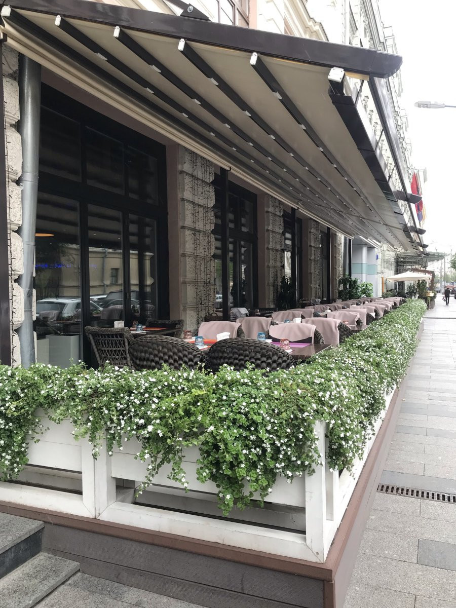 Витражные окна гармошки в ресторане Хинкальная