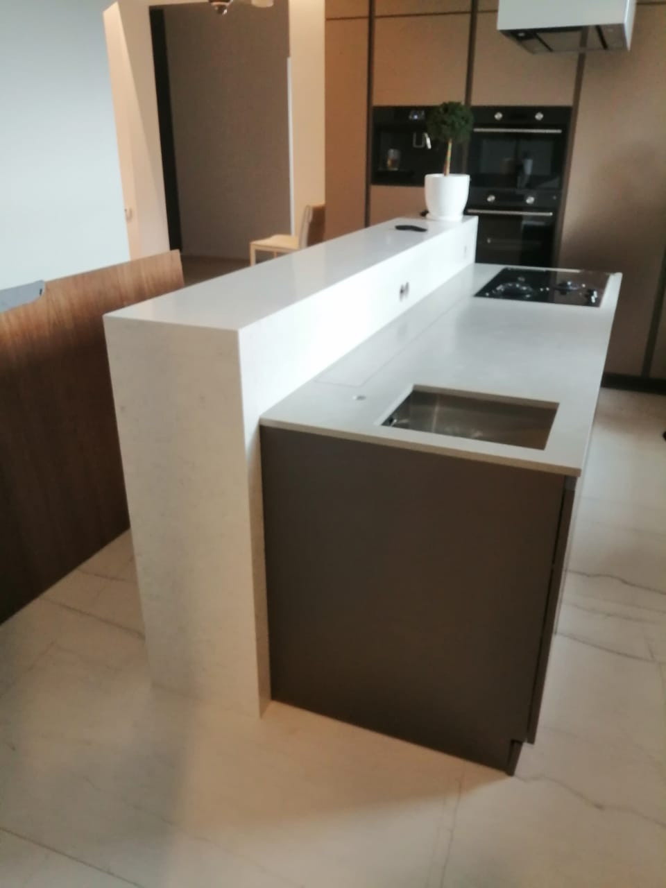 Столешница, остров с барной стойкой из агломерата