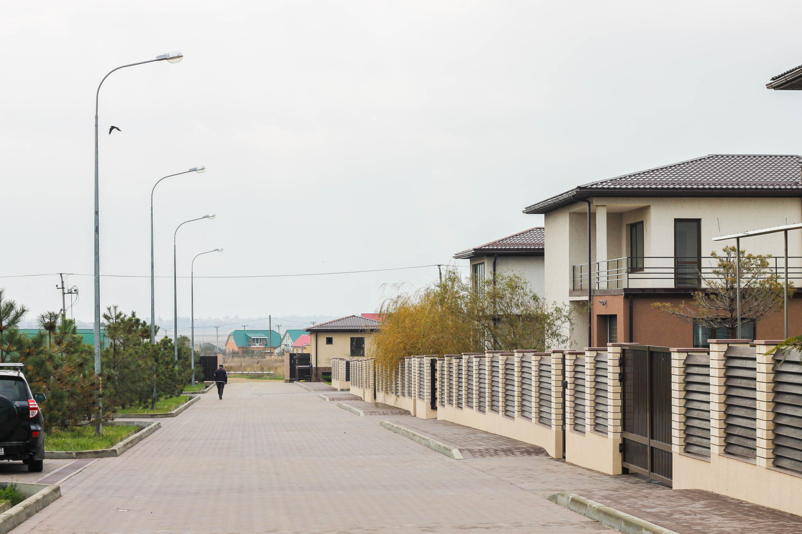 Прогулка по коттеджному поселку на Черном море. Экстерьер