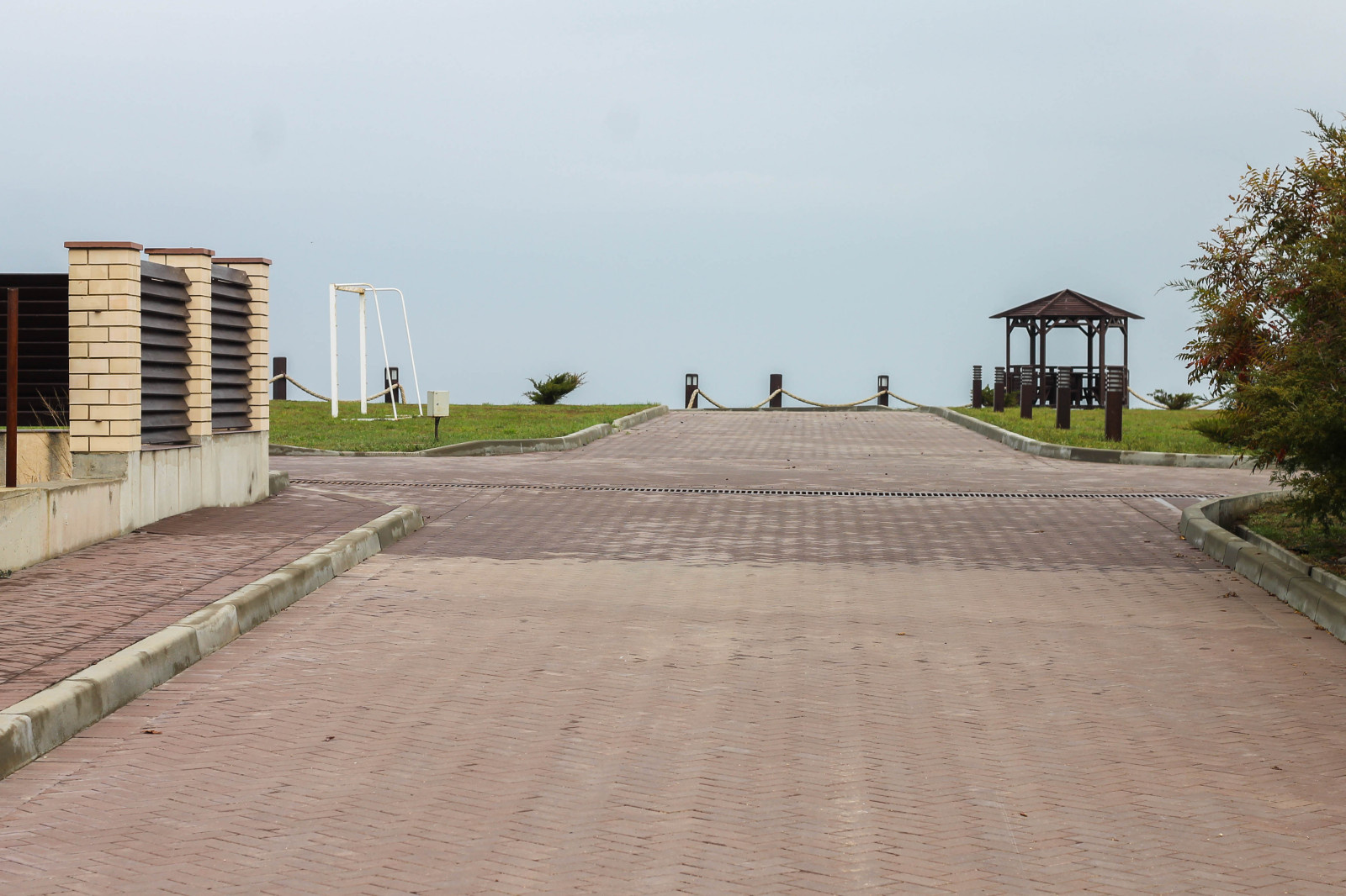 Прогулка по коттеджному поселку на Черном море. Экстерьер