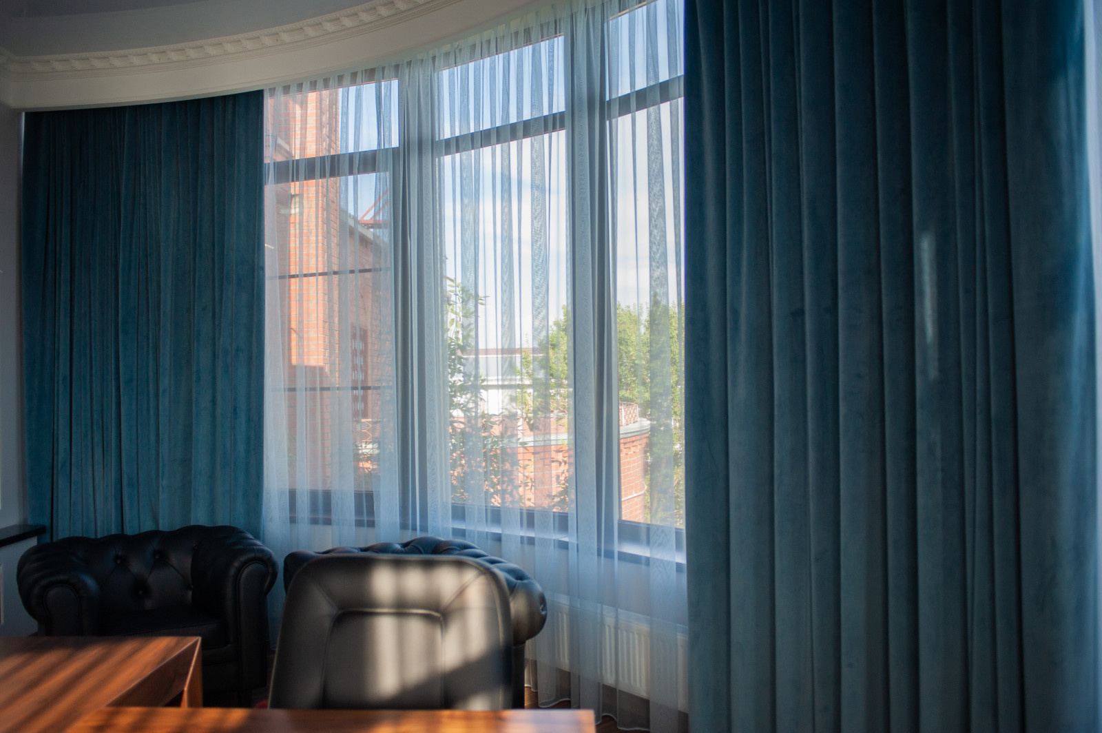 Бархатные шторы на электроуправляемом карнизе