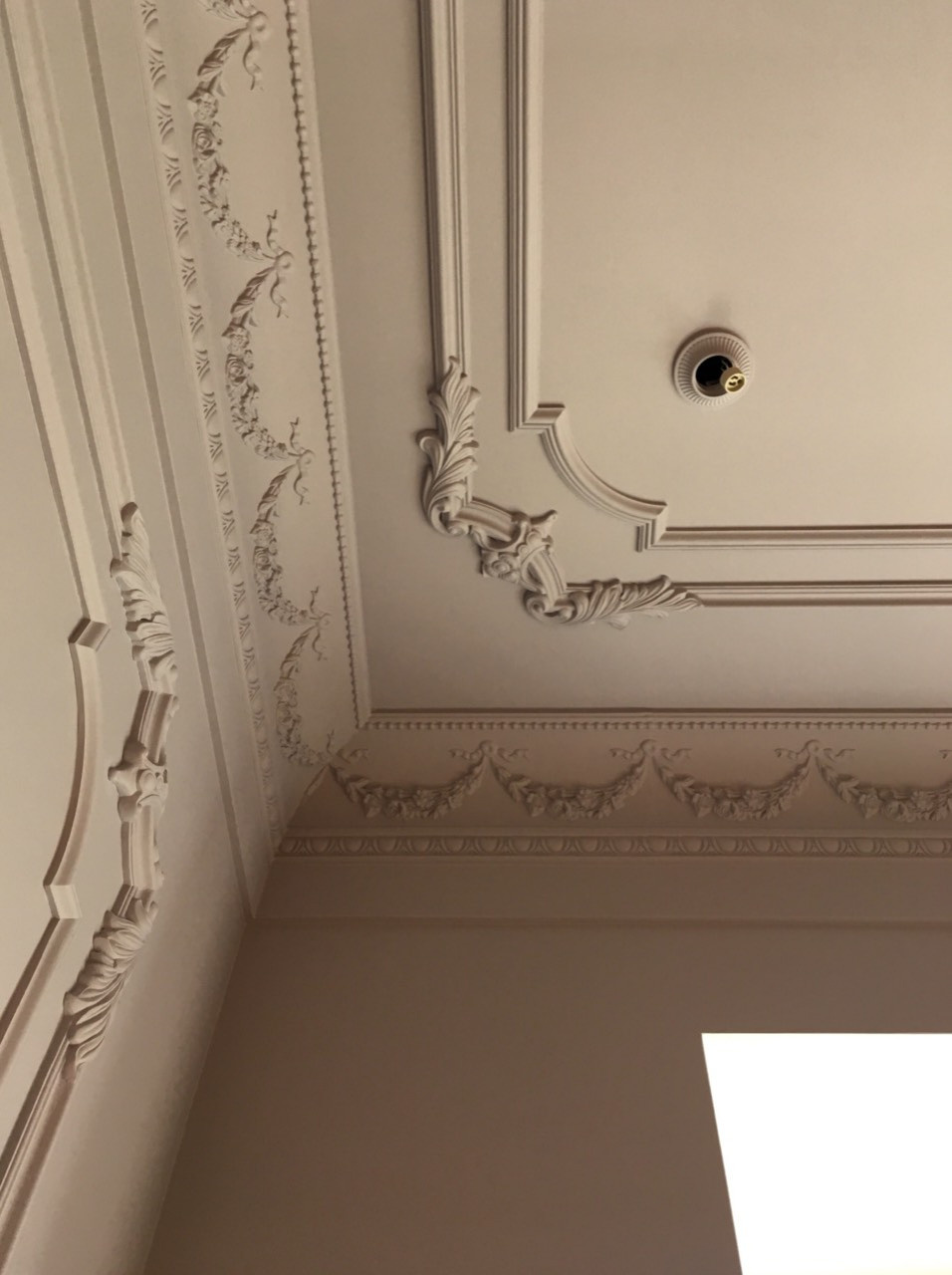 Гипсовые молдинги • Декор для стен и потолков