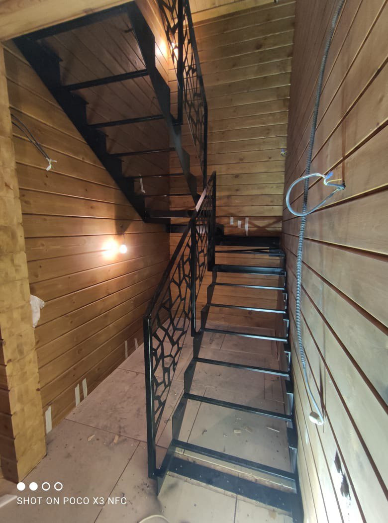 Обложка проекта: Открытая лестница ЛОФТ с ограждениями из листа металла