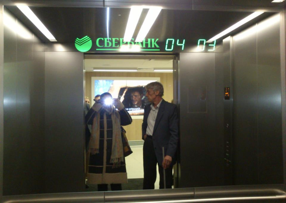 Рекламный монитор в холле МКД