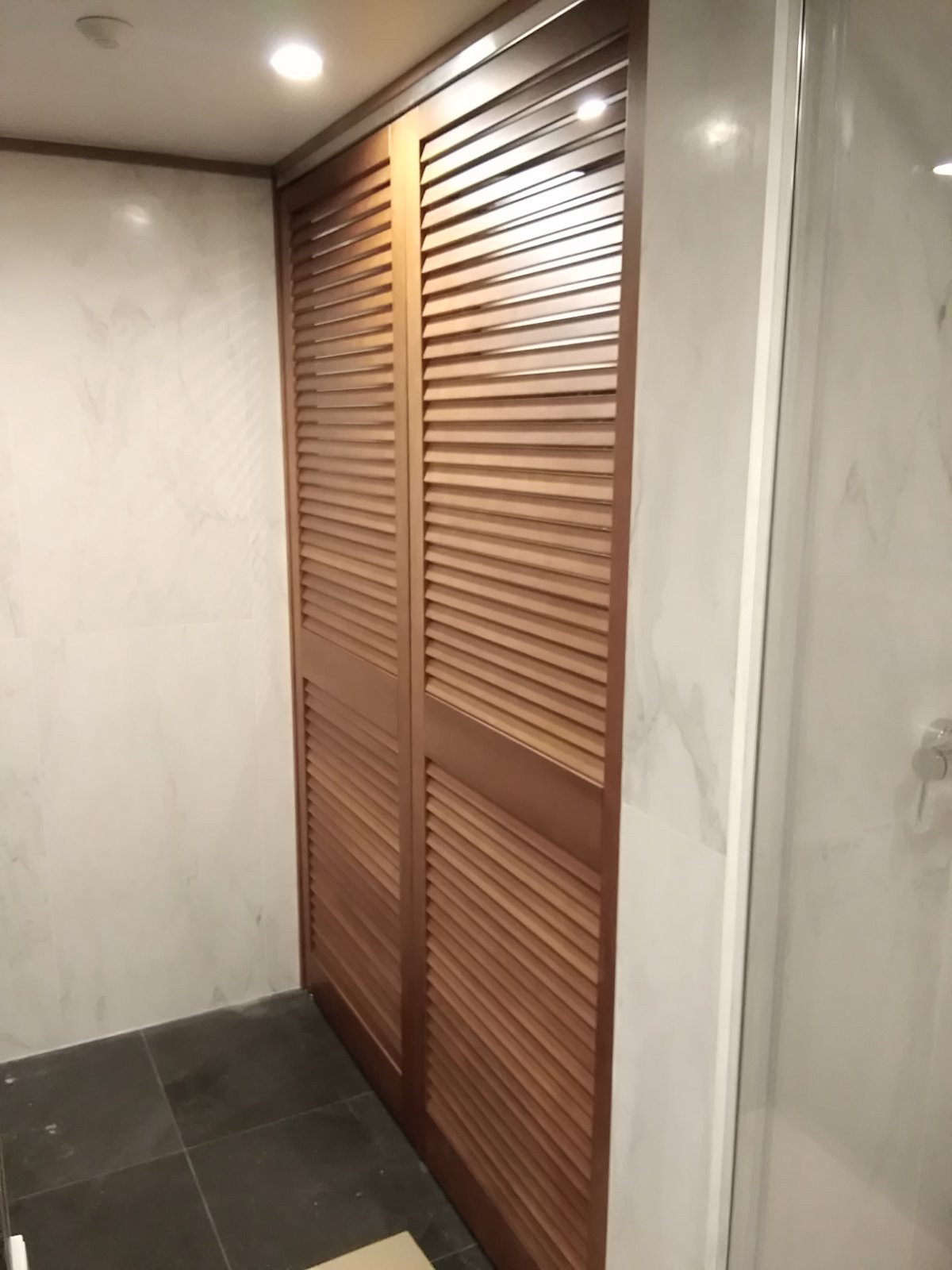 Жалюзийные двери