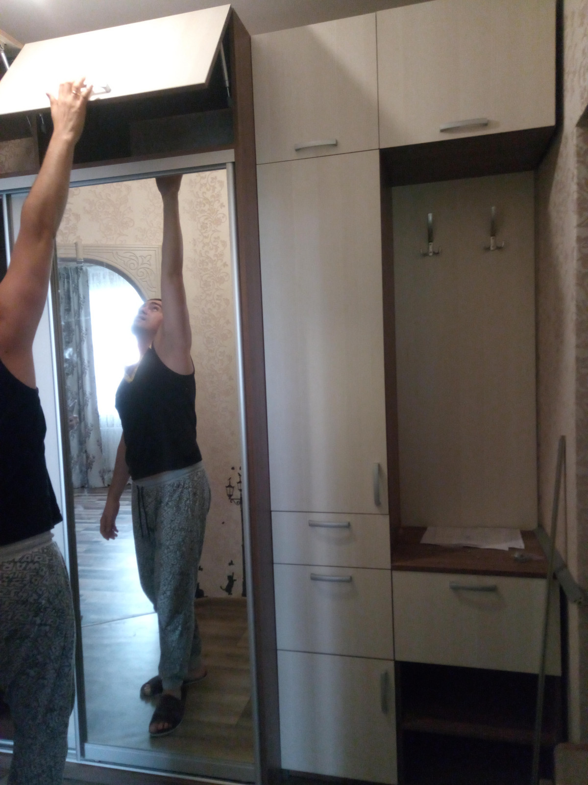 шкафы купе, кухни. прихожие. столы.тумбочки. комоды