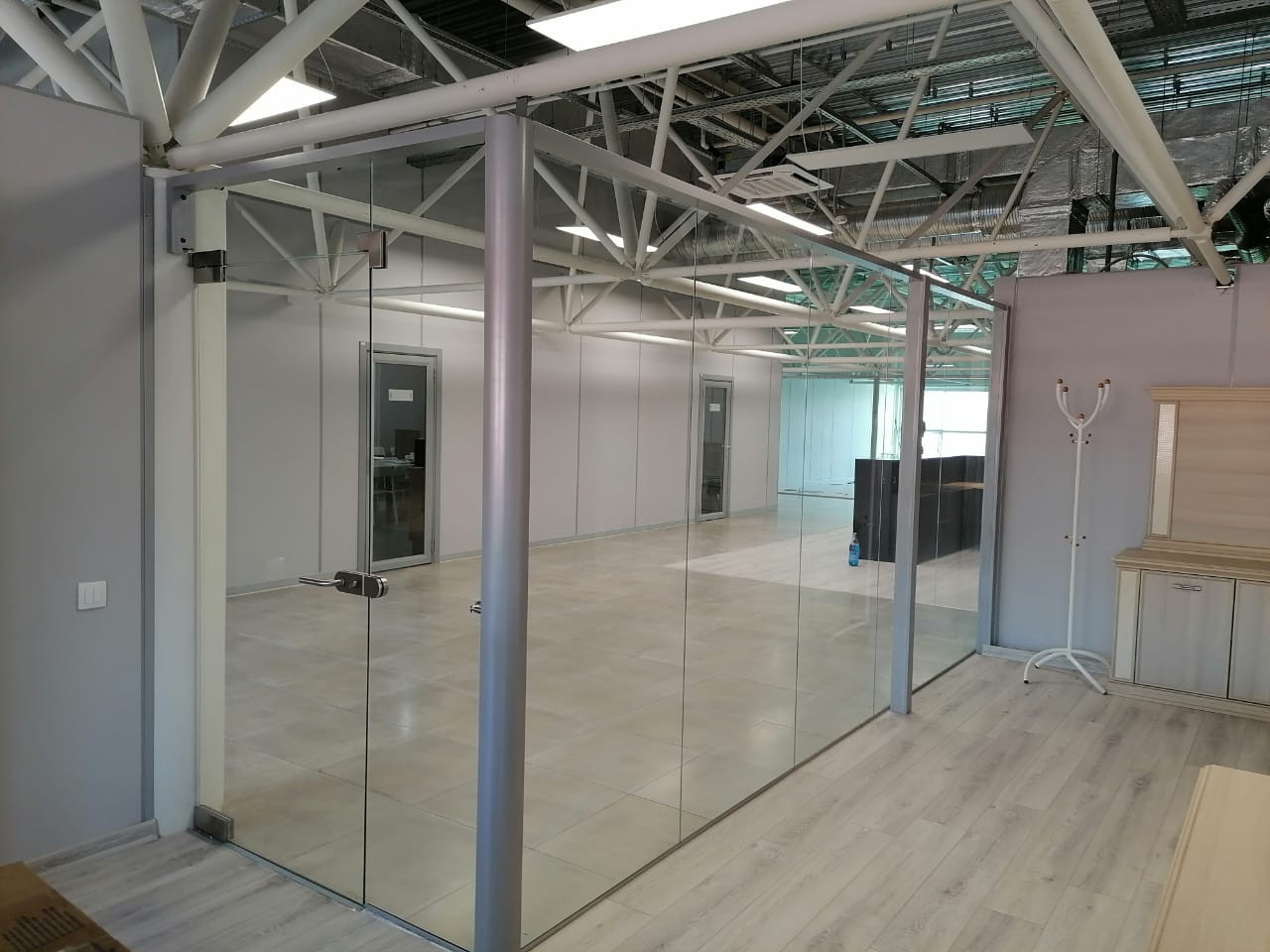 Цельностеклянные перегородки