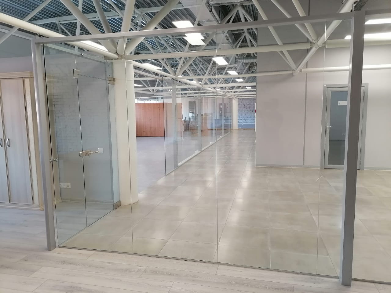 Цельностеклянные перегородки