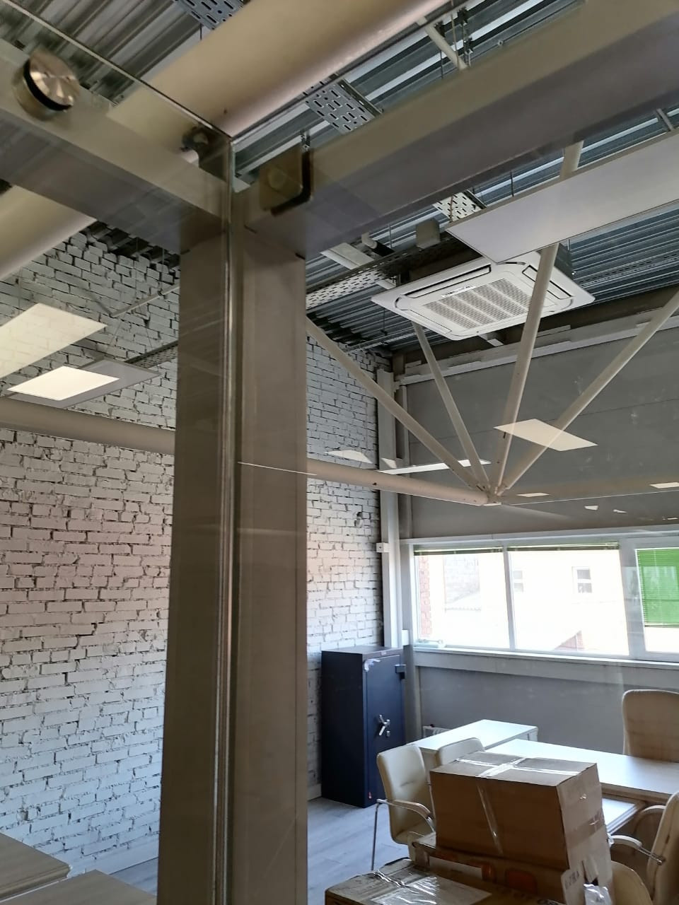 Обложка проекта: Цельностеклянная перегородка - рабочая зона