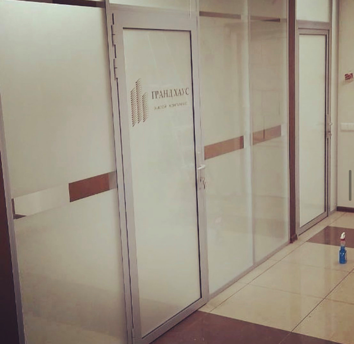 Обложка проекта: Двери с перегородками в различном исполнении