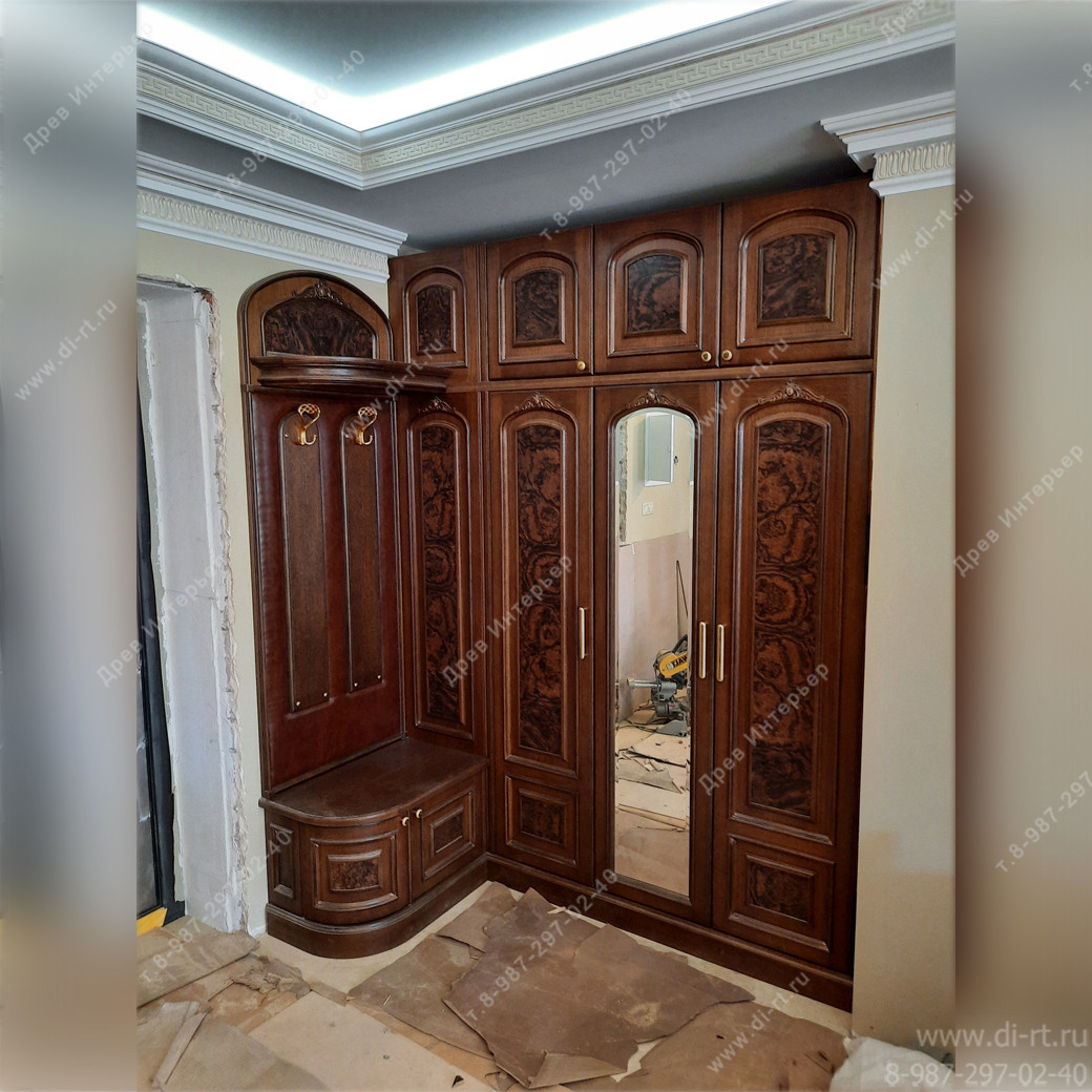 Шкаф прихожая из массива дуба со вставками из корня ореха