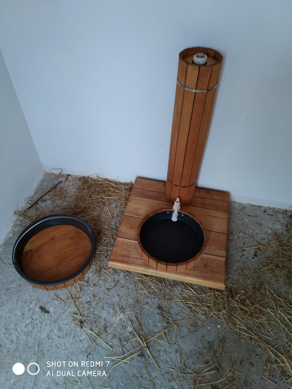 Птичник. Кормушка и поилка.