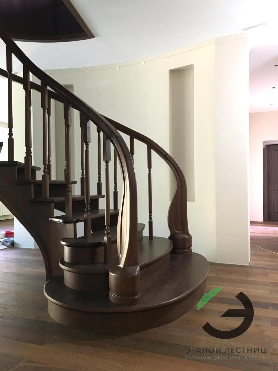 Винтовая лестница из дерева