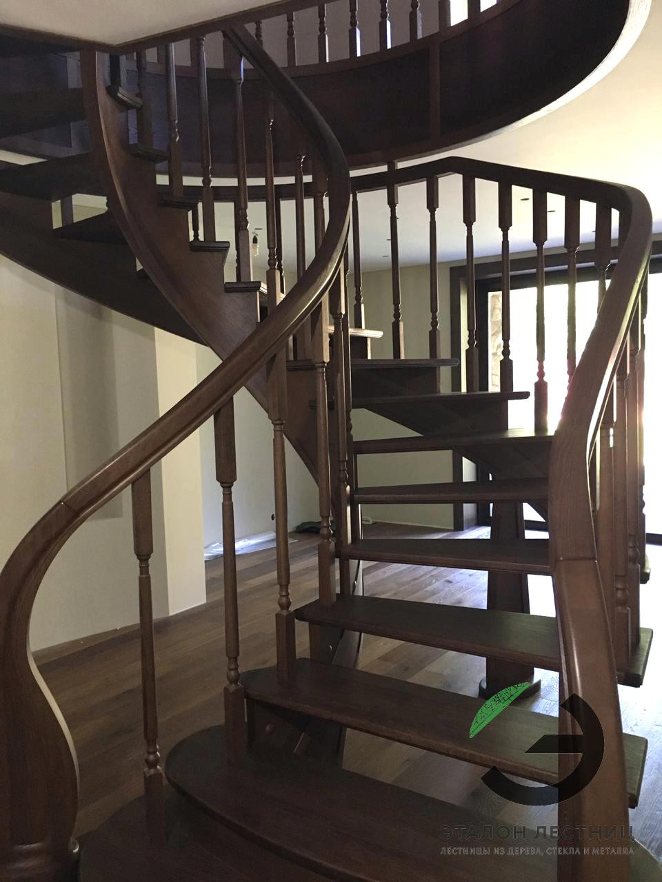 Винтовая лестница из дерева
