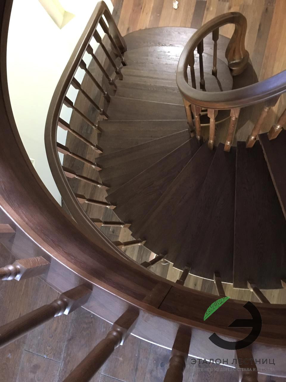 Обложка проекта: Винтовая лестница из дерева