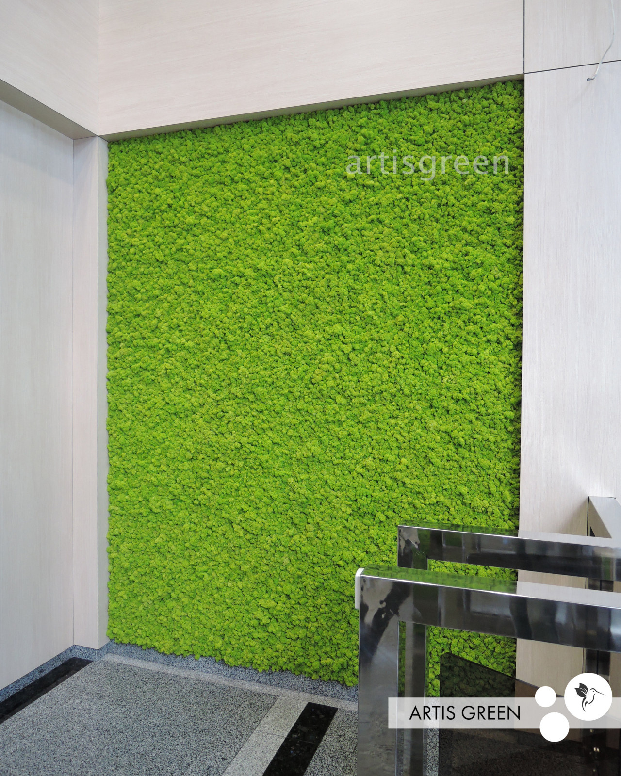 Однотонная стена со скандинавским мхом ягелем в офис