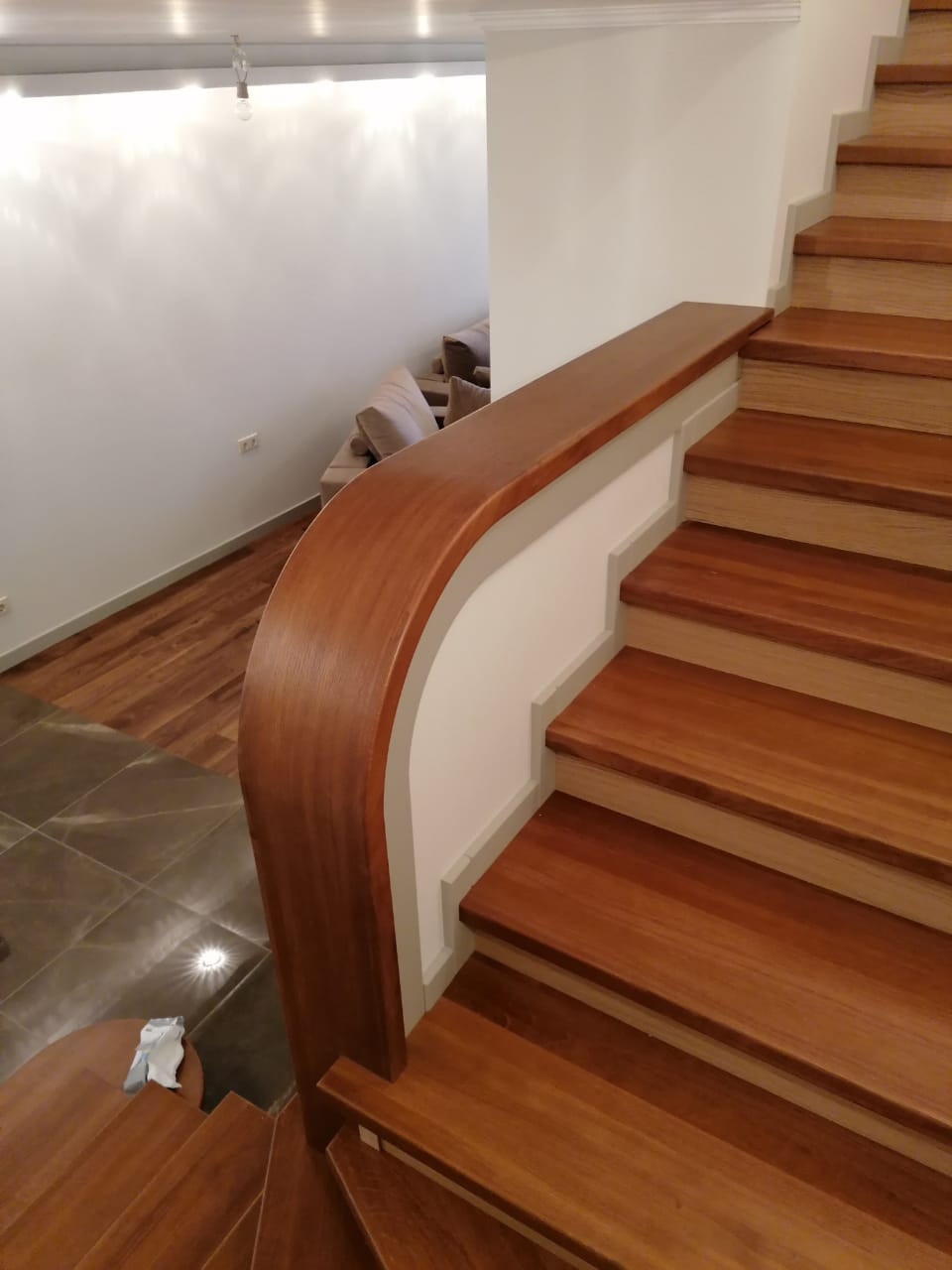 Облицовка лестницы между стен