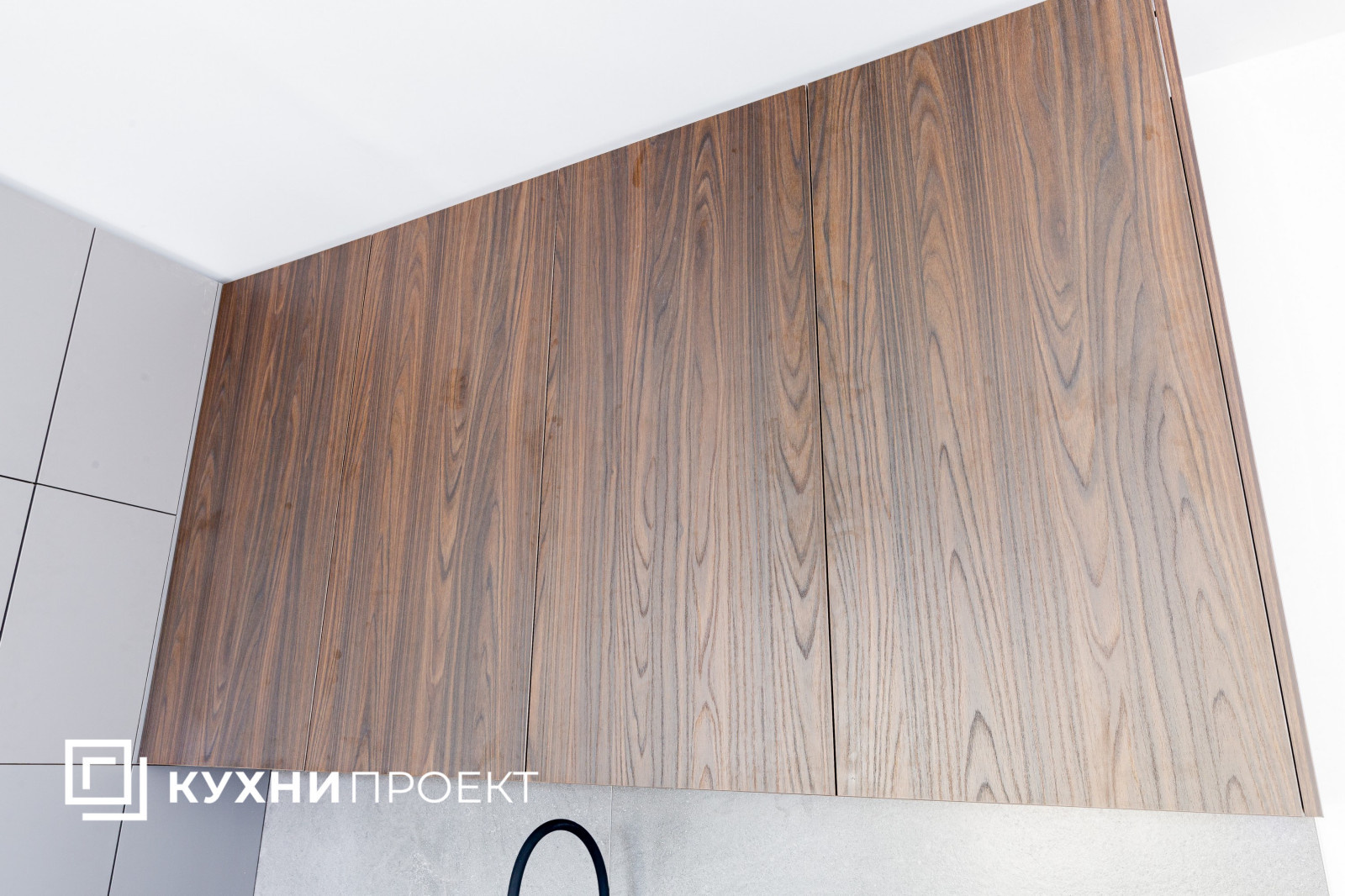 Стильная кухня с островом в современном стиле (реальные фото)