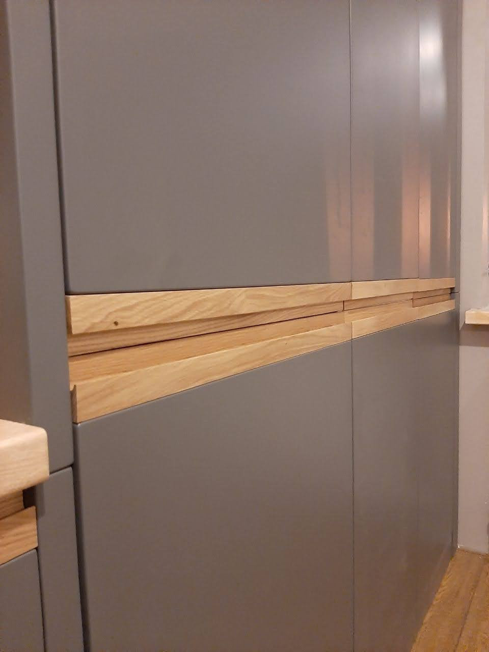 Кухня с интегрированными ручками из массива