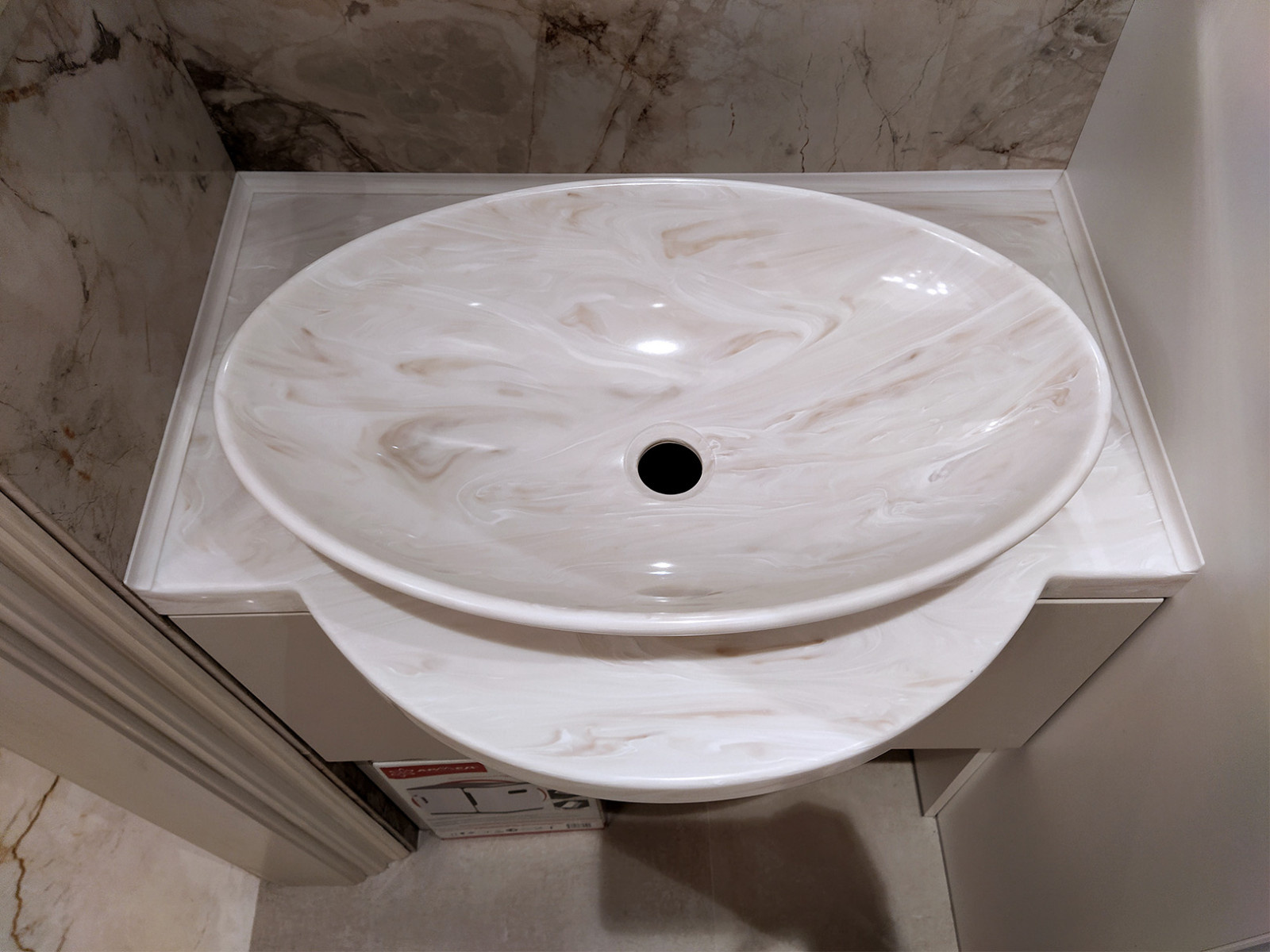 Столешница с раковиной-чашей из искусственного камня Corian для ванной комнаты