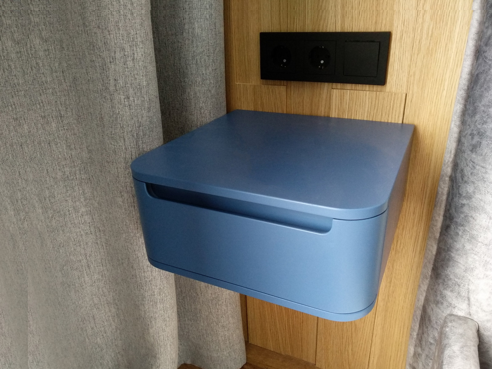 Подвесная прикроватная тумбочка