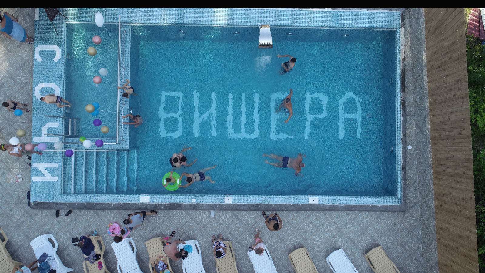 Бассейн в гостинице Вишера