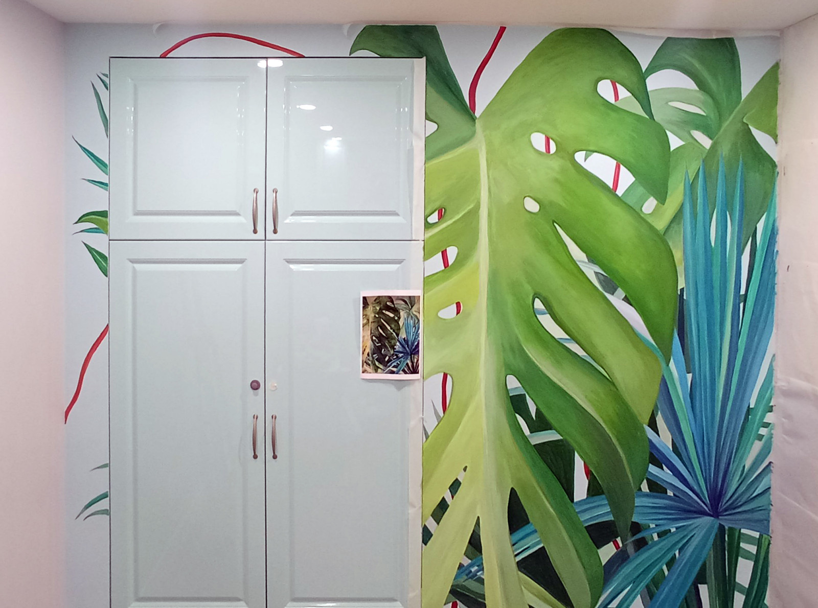 Роспись в интерьере "Монстера и пальма"