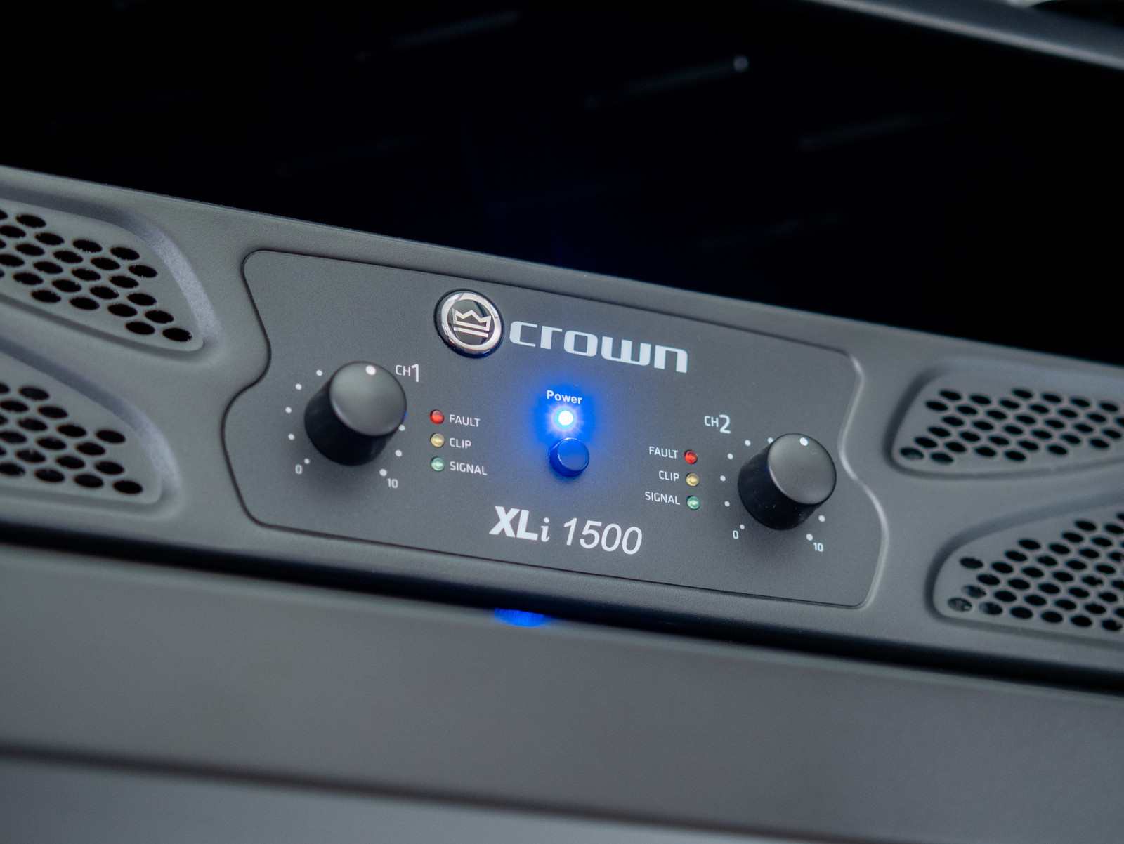 Инсталляция с невидимой акустикой в "Алых парусах"