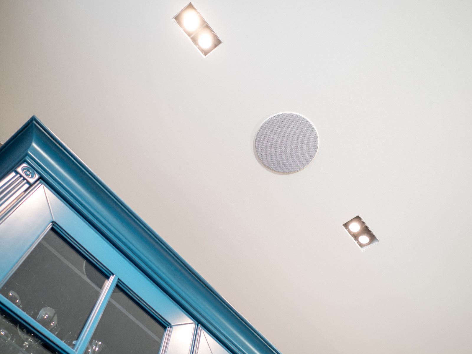 Домашний кинотеатр в современной квартире