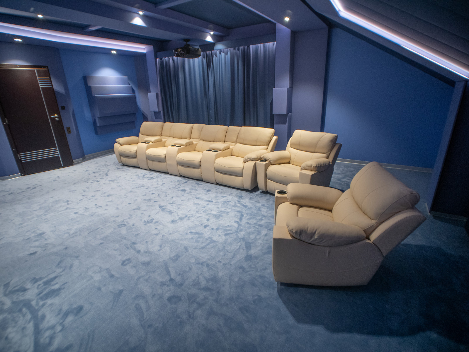 Домашний кинотеатр в мансарде