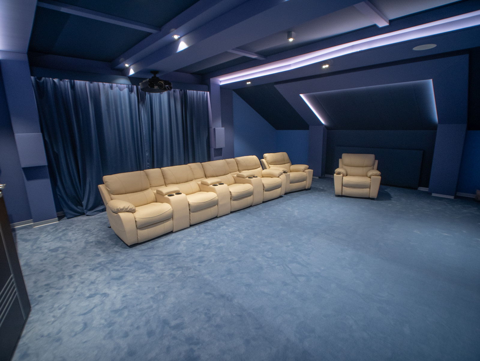 Домашний кинотеатр в мансарде