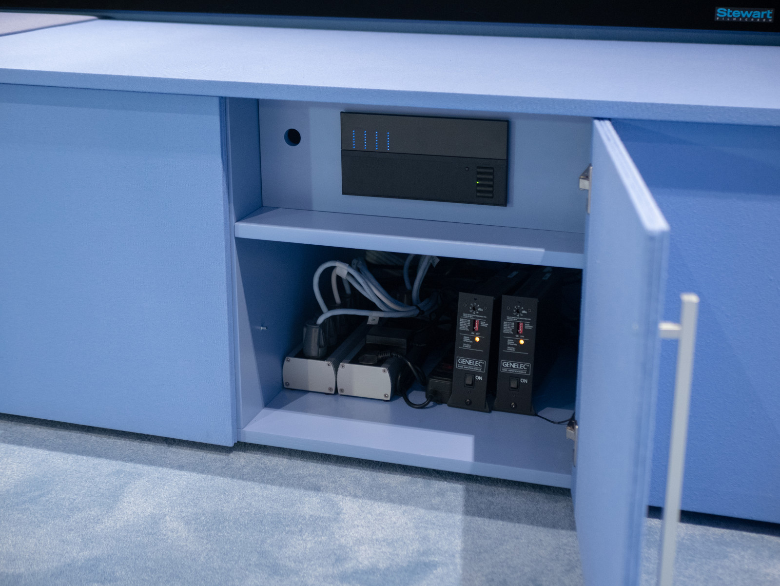 Домашний кинотеатр в мансарде