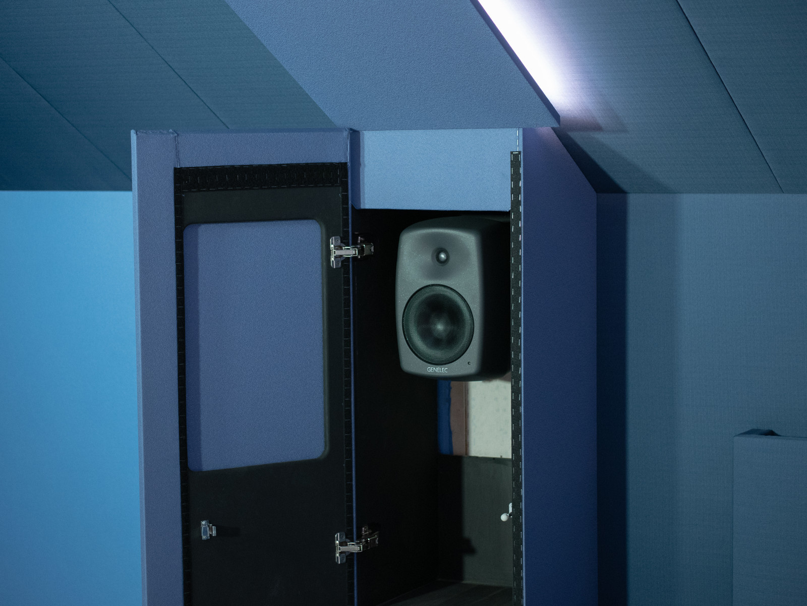 Домашний кинотеатр в мансарде