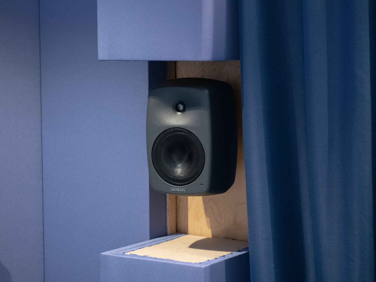 Домашний кинотеатр в мансарде