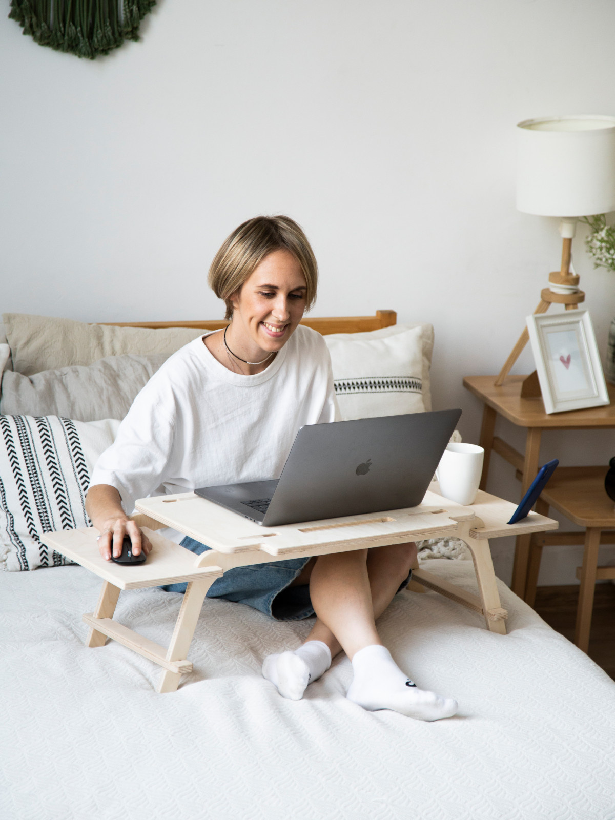 Stayhome Desk - накроватный дэск. Позволяет расположиться с ноутбуком на диване!