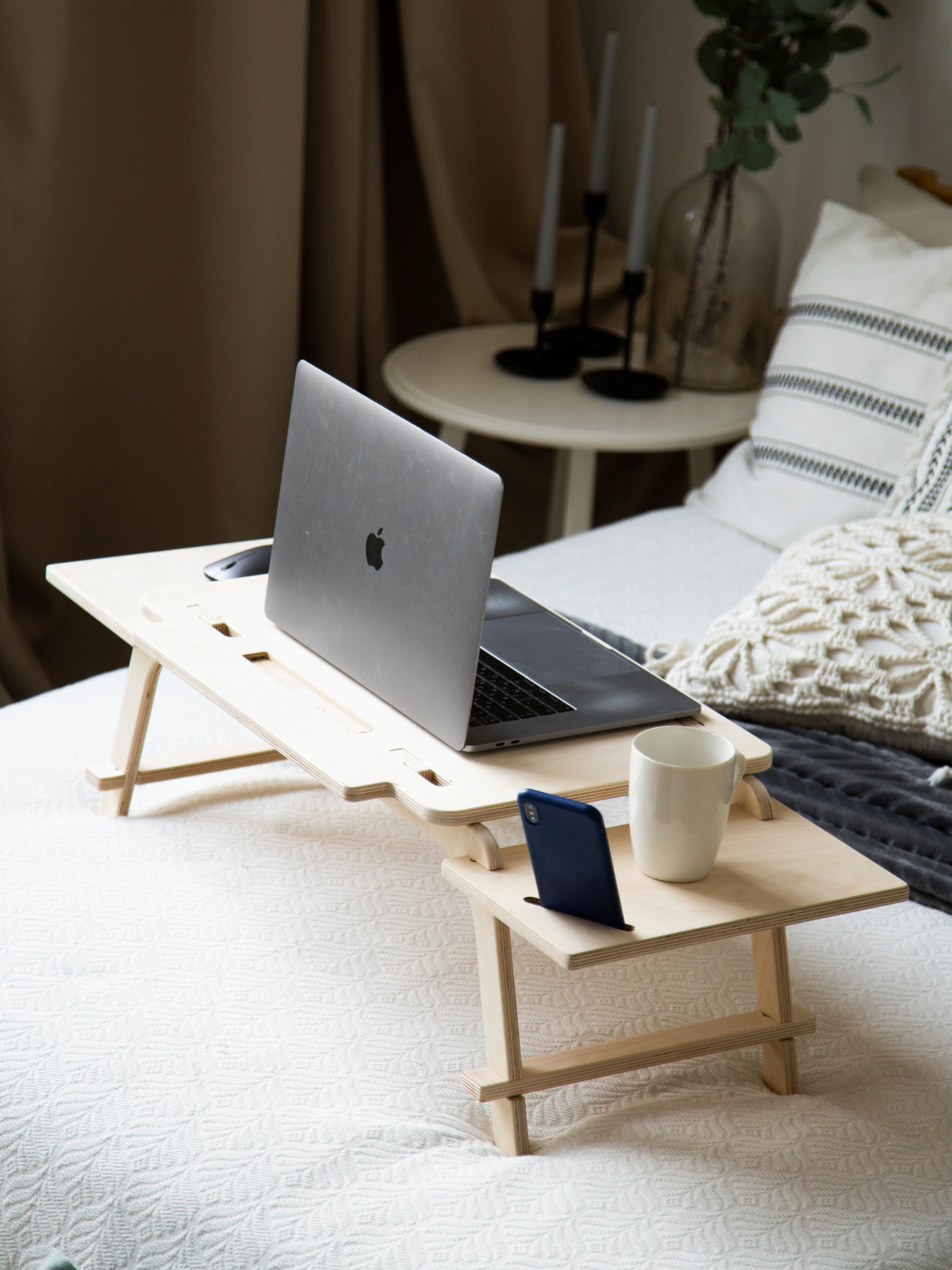 Stayhome Desk - накроватный дэск. Позволяет расположиться с ноутбуком на диване!
