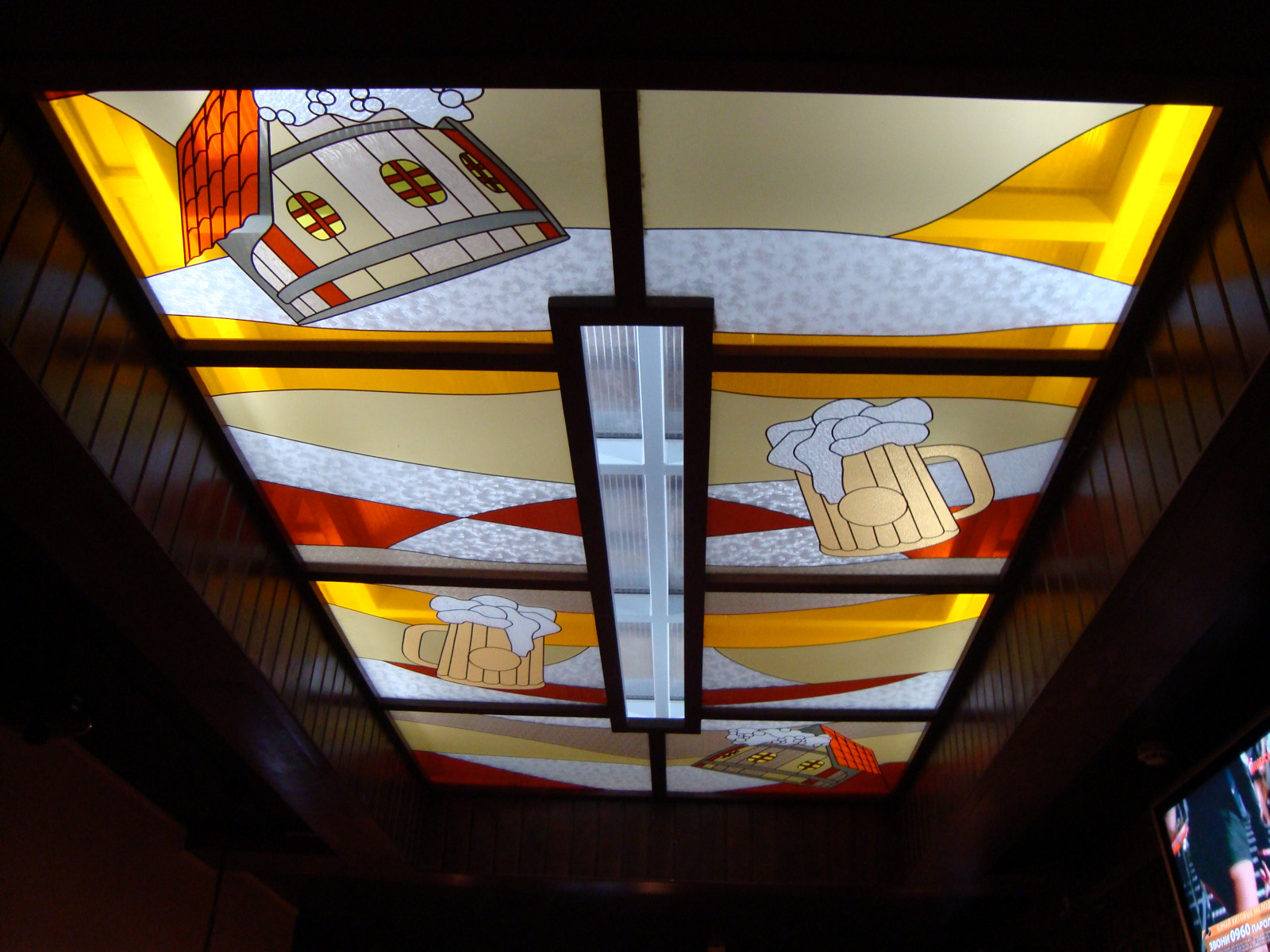 Витраж в потолок в пивном ресторане
